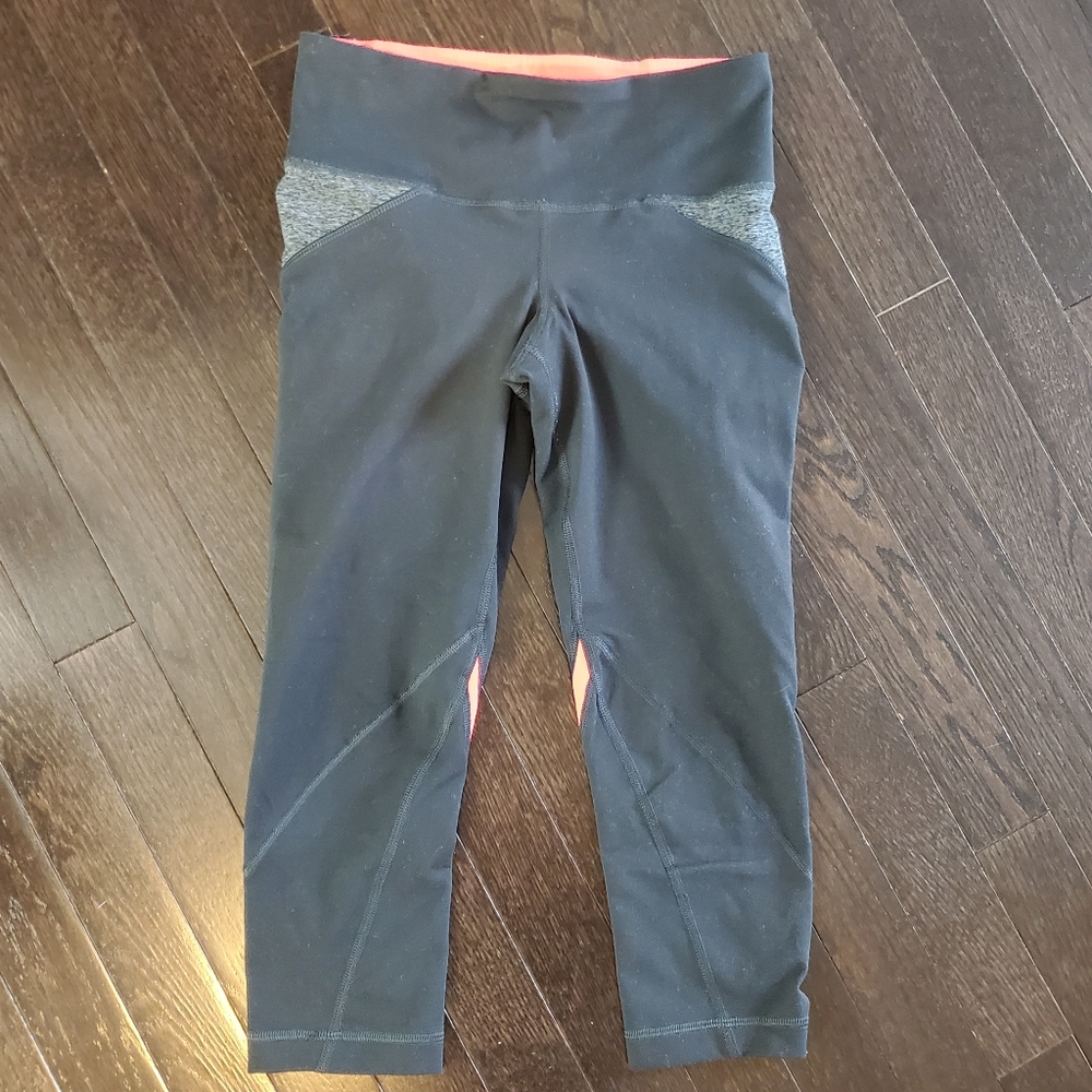 3 Under Armour Capri Length Leggings - Picture 4 of 7